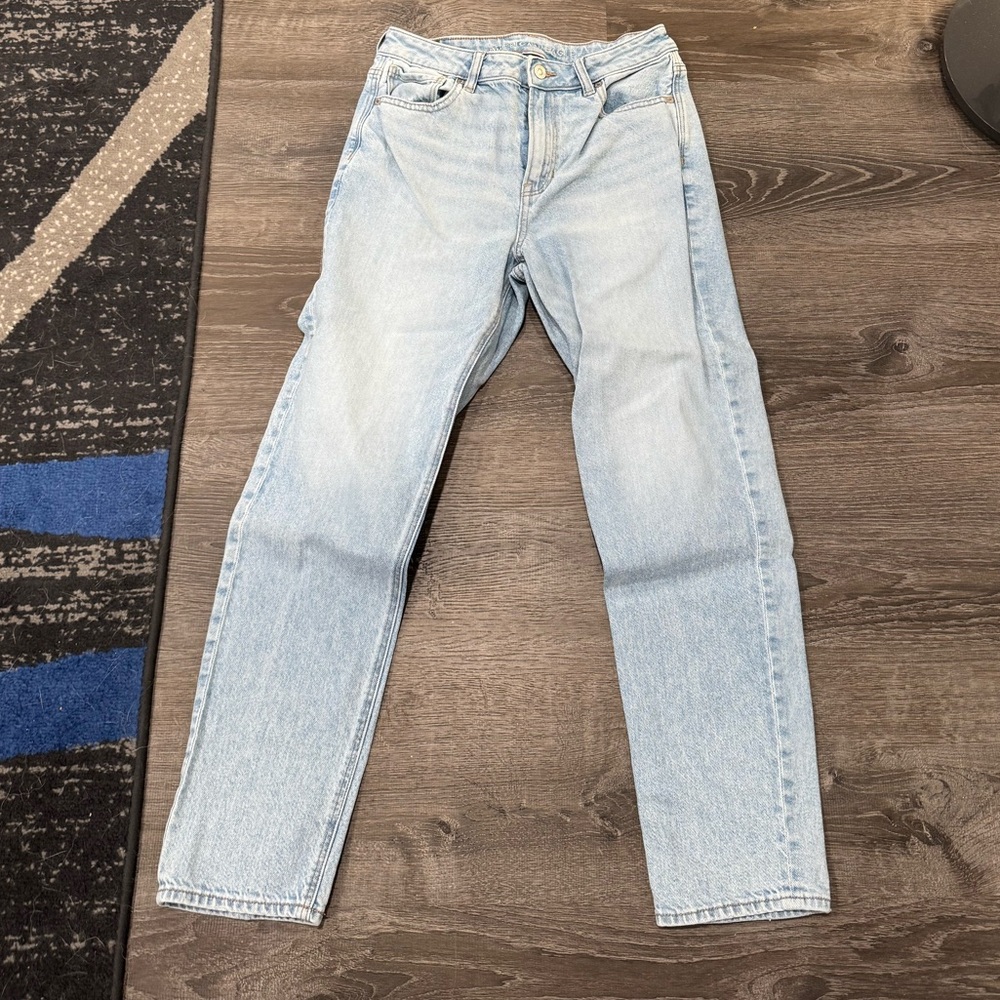 AE hi-rise light wash mom jeans size 6